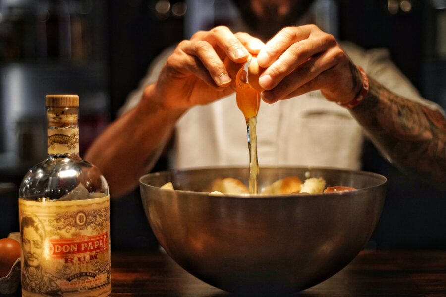Broodpudding met Don Papa Rum door Bobby Rust restaurant Envy, beeldcredits Albert van Beeck Calkoenn